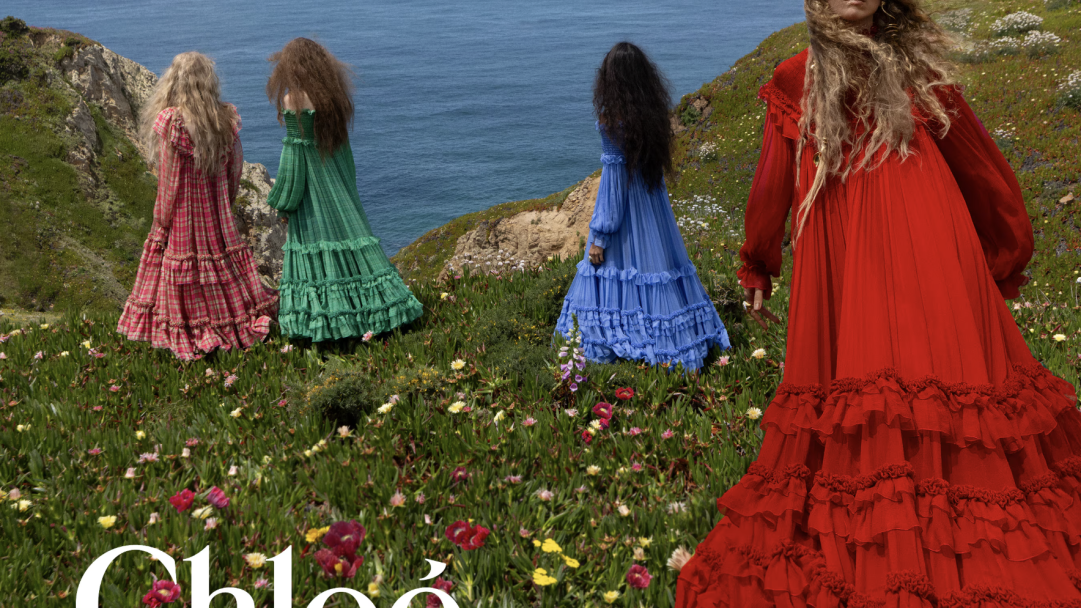 Chloé Winter 2026: Η νέα καμπάνια μοιάζει με ζωντανό πίνακα ζωγραφικής και εξυμνεί τη γυναικεία δύναμη