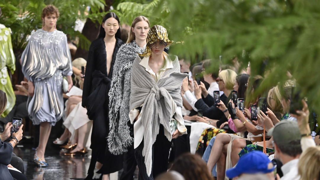 Dior Haute Couture 2026: Ο Τζόναθαν Άντερσον παρουσίασε μία συλλογή – ύμνο στην τέχνη, σαν να βγήκε από παραμύθι
