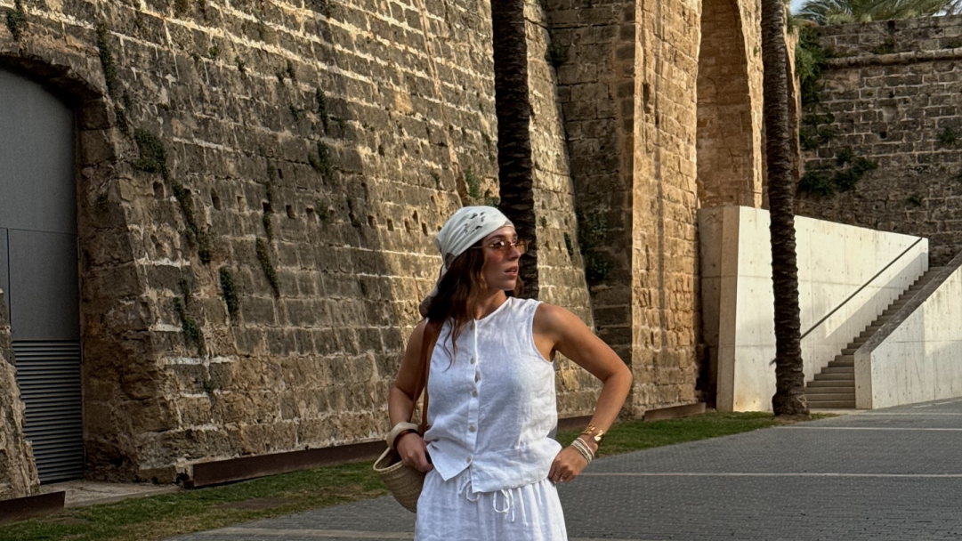 Με τι να φορέσεις το λευκό λινό παντελόνι – 5 looks για το πρωί στο γραφείο και την έξοδο στην πόλη