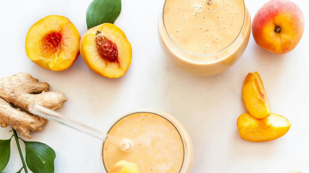 Αυτό το smoothie βρώμης με ροδάκινο και πρωτεΐνη είναι ο ιδανικός τρόπος να ξεκινήσετε το πρωινό σας