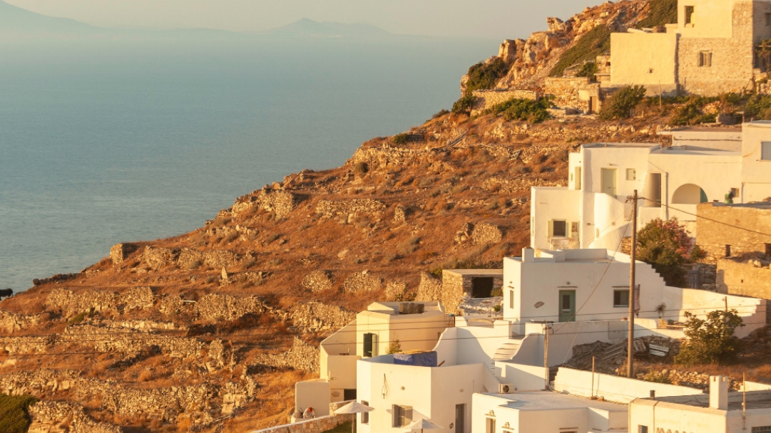 Ρωτήσαμε το ChatGPT ποιο είναι το πιο φθηνό νησί των Κυκλάδων για διακοπές τον Αύγουστο. Και όχι, δεν είπε τη Δήλο