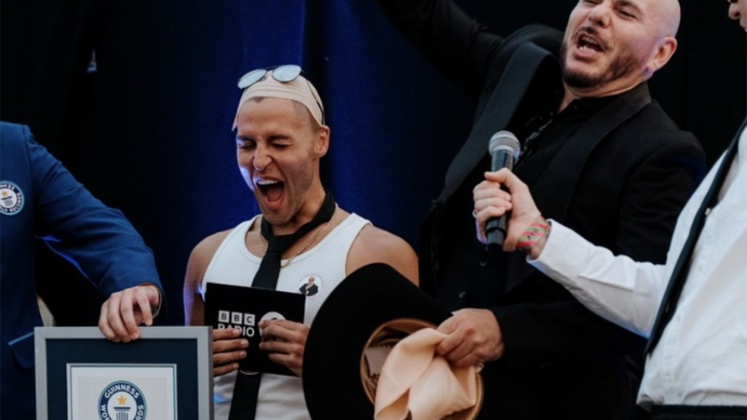 Το πιο «φαλακρό» πλήθος στον κόσμο: Ο Pitbull και οι θαυμαστές του έγραψαν ιστορία στο BST Hyde Park