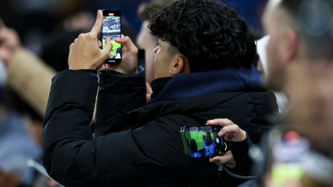 Από την τηλεόραση στο Tiktok: Πώς έχει αλλάξει η Gen Z το ποδόσφαιρο;