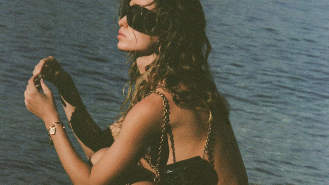 Η νέα καμπάνια του YSL είναι ένας ύμνος στα ηλιόλουστα καλοκαίρια και τη... γλυκιά αλμύρα της θάλασσας