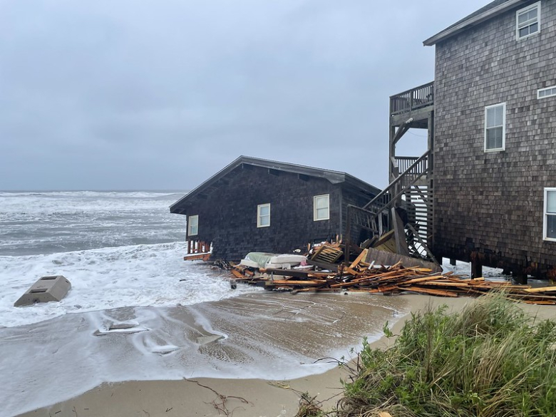 Κατεστραμμένο σπίτι δίπλα στη θάλασσα στα Outer Banks στη Βόρεια Καρολίνα