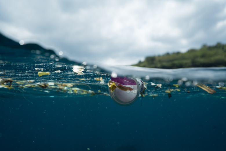 Πλαστικά σκουπίδια επιπλέουν στη θάλασσα