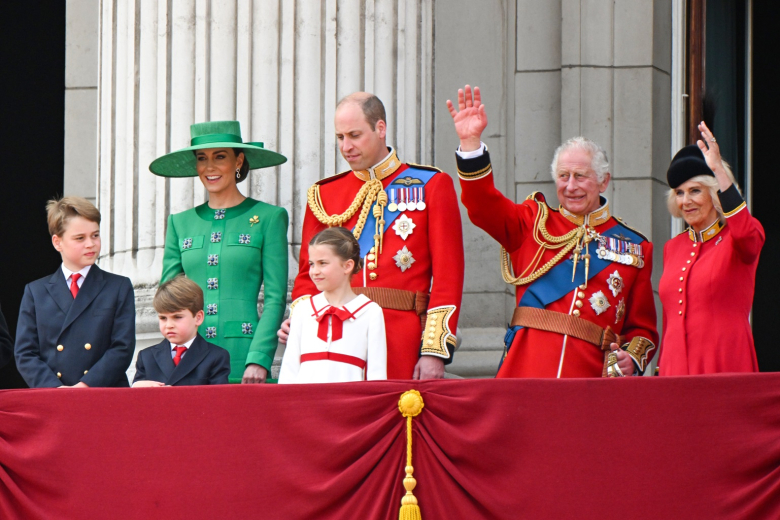 Βασιλιάς Κάρολος, βασίλισσα Καμίλα, Πρίγκιπας Χάρι, δούκισσα Κέιτ Μίντλετον και τα παιδιά τους