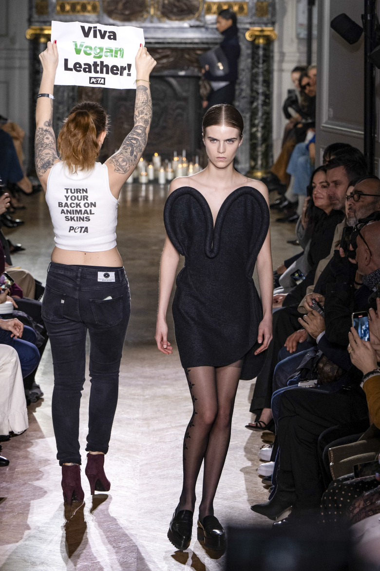 Paris Fashion Week, Victoria Beckham fashion show και διαδηλωτές της Peta