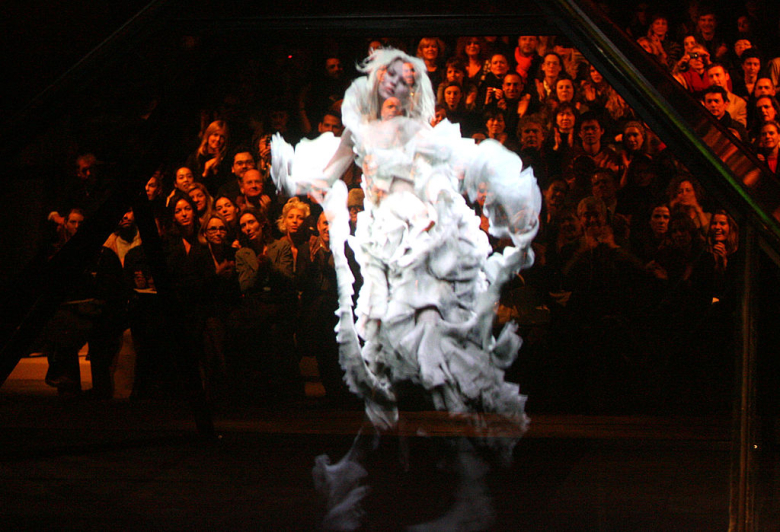 alexander mcqueen runway kate moss