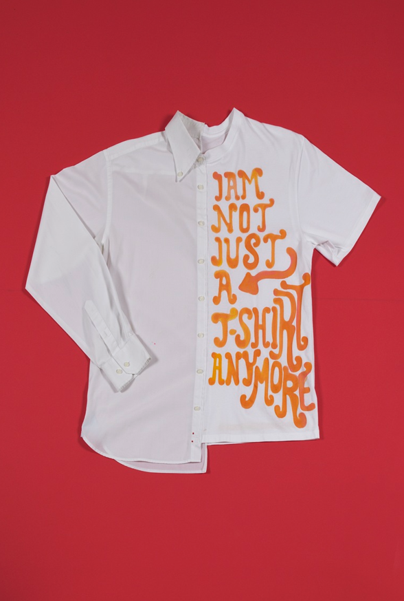 Project T-shirt: Πώς ένα λευκό μπλουζάκι μετατρέπεται σε άγραφο καμβά στο Πωλητήριο του Μουσείου Μπενάκη