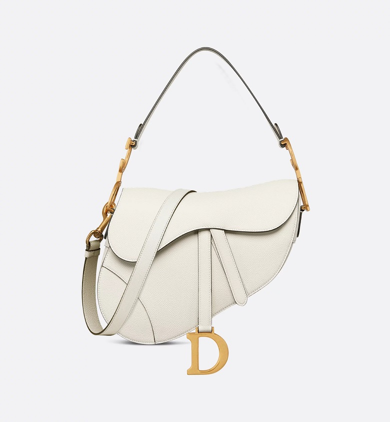 Οι boho τσάντες με τα retro vibes είναι τάση και οι Νεοϋορκέζες δεν μπορούν να σταματήσουν να της κρατούν