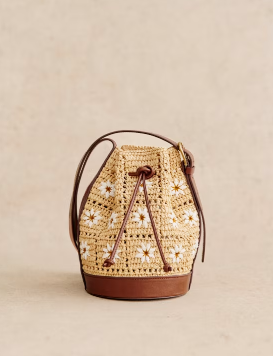 Οι boho τσάντες με τα retro vibes είναι τάση και οι Νεοϋορκέζες δεν μπορούν να σταματήσουν να της κρατούν