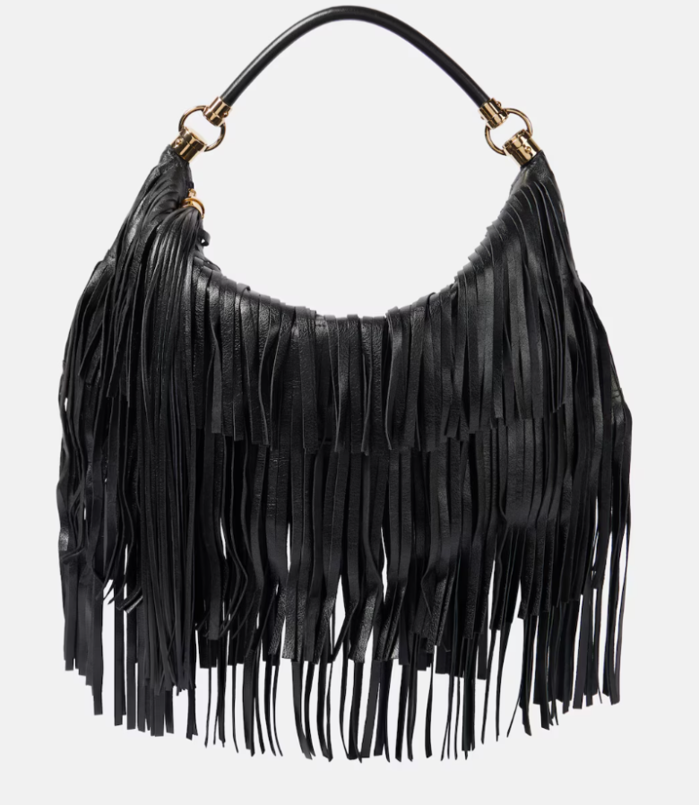 Οι boho τσάντες με τα retro vibes είναι τάση και οι Νεοϋορκέζες δεν μπορούν να σταματήσουν να της κρατούν