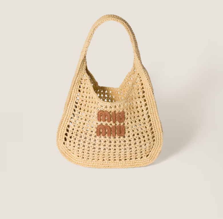 Οι boho τσάντες με τα retro vibes είναι τάση και οι Νεοϋορκέζες δεν μπορούν να σταματήσουν να της κρατούν