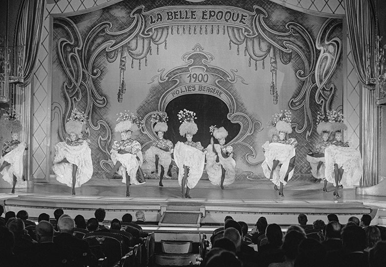 Χορεύτριες Κανκάν στο Folies Bergère στο Παρίσι, 1968