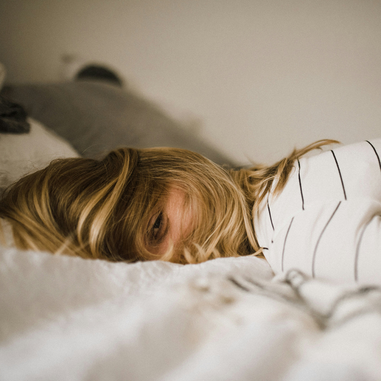 Γυναίκα ξαπλωμένη σε κρεβάτι