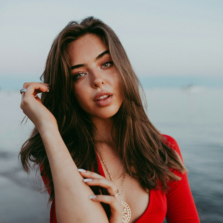 Καστανή γυναίκα με κόκκινη μπλούζα