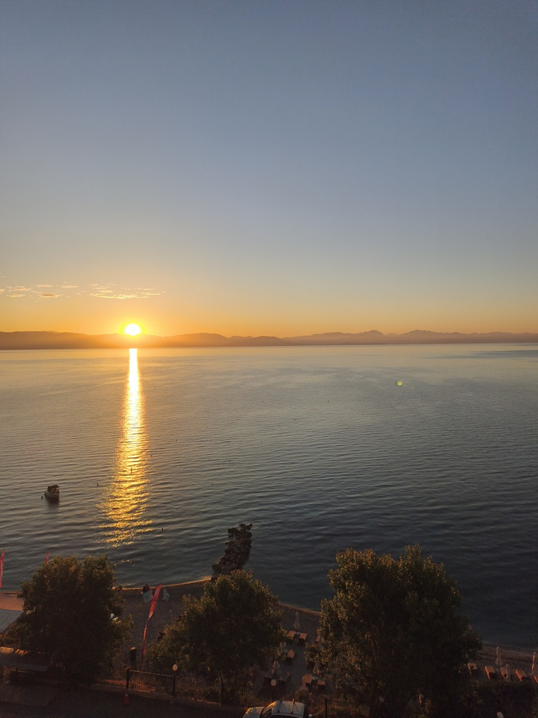 &Alpha;&nu;&alpha;&tau;&omicron;&lambda;ή &eta;&lambda;ί&omicron;&upsilon; &sigma;&tau;&omicron; Valmar Corfu