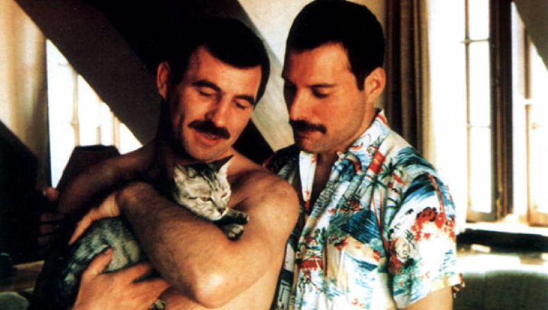 freddie-mercury-jim-hutton-candid-photos-18-592d3ba2947f4-605.jpg