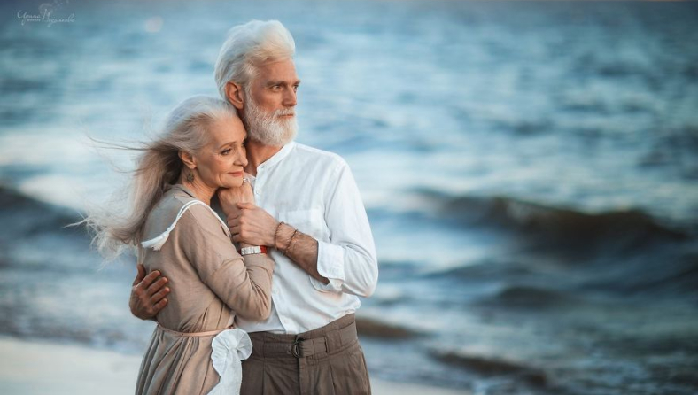 russian-photographer-makes-wonderful-photos-with-an-elderly-couple-showing-that-love-transcends-time-5971bbf7bb530-880.jpg
