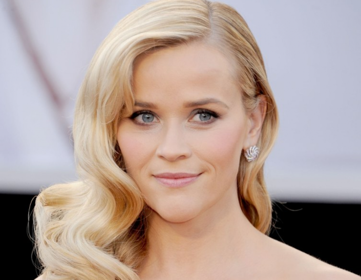 Reese Witherspoon, Χωρίστρα και μαζεμένα ελαφριά κυματιστά μαλλιά στο πλάι, σαν παλιά star του cinema.
