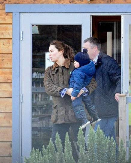Kate-Middleton-Prince-George-Petting-Zoo-Pictures  5 