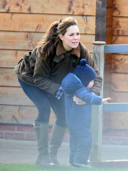 Kate-Middleton-Prince-George-Petting-Zoo-Pictures  7 