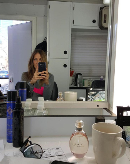 Η Sarah Jessica Parker λίγο πριν το μακιγιάζ, από μακριά μας δείχνει τον εαυτό της χωρίς makeup.