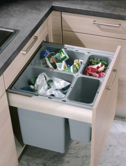 Χωρίστε το ντουλάπι της κουζίνας, τοποθετώντας δύο μικρούς κάδους για να ανακυκλώνεται τα σκουπίδια.