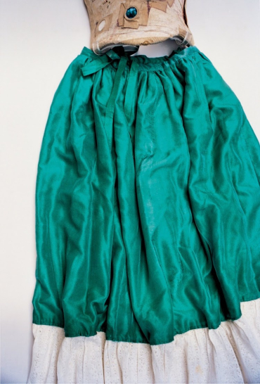 Μια πράσινη μεταξένια φούστα, ραμμένη μαζί με κορσέ.