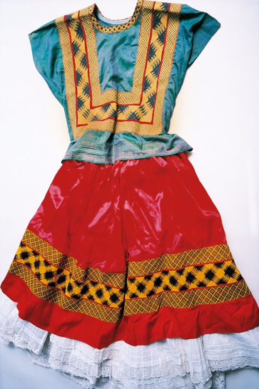 Τα μακριά φορέματα βοηθούσαν την Kahlo να καλύπτει τα πολλαπλά χτυπήματα στα πόδια της μετά το ατύχημα.