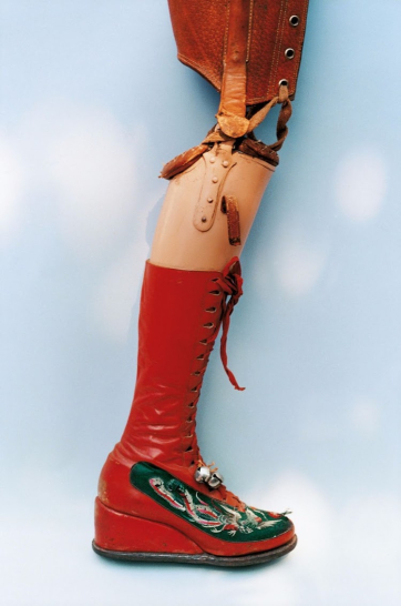 Το προσθετικό πόδι της Kahlo με κεντημένες lace up μπότες.