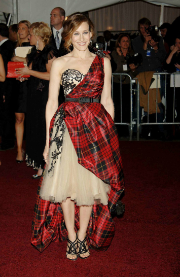 Η Sarah Jessica Parker με Alexander McQueen στο AngloMania: Tradition and Transgression in British Fashion Gala, το 2006.