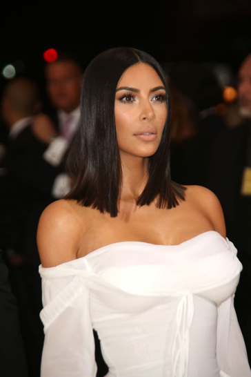 Kim Kardashian: Δεν ξέφυγε από το συνηθισμένο beauty look των nude lips και των τονισμένων ματιών, με μαύρο eyeliner.