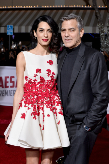 H Amal Alamuddin-Clooney με Giambattista Valli στην πρεμιέρα της ταινίας Hail, Ceasar.
