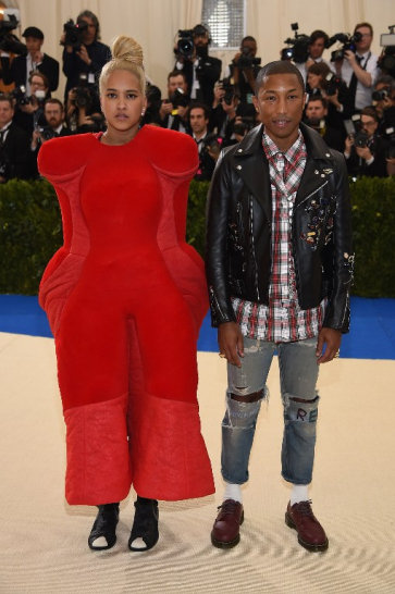 O Pharrell και η Helen Lasichanh στο κόκκινο χαλί του Met Gala 2017.
