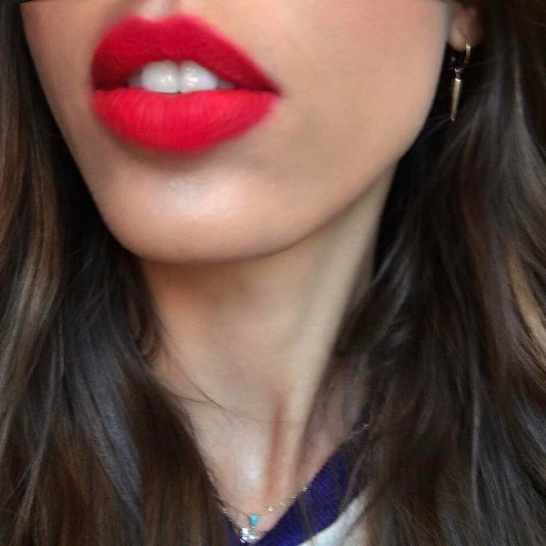 Η κλασσική κόκκινη απόχρωση είναι η βασική προτίμησή της για τα χείλη.
