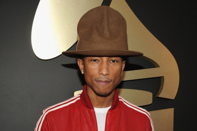 Σίγουρα όλοι έχουμε ακούσει την μουσική επιτυχία Because I’m happy, με την εφηβική φωνή του Pharrell Williams που είναι 43 ετών.