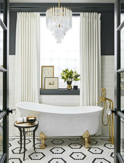 Μαύρο: Αν στο μπάνιο σας κυριαρχεί το λευκό τότε μερικές μαύρες πινελιές θα το αναβαθμίσουν αμέσως. Βάλτε μαύρο στους τοίχους -από τη μέση και πάνω- και προτιμήστε το επίσης σε μερικές διακοσμητικές λεπτομέρειες.