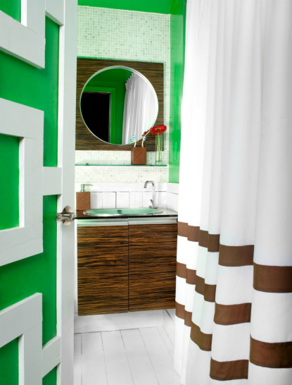 Έντονο πράσινο: Φυσικά και δεν θα το βάλετε παντού. Βάλτε το μόνο στον τοίχο γύρω από τον καθρέφτη και στην πόρτα του μπάνιου. Έτσι οι επισκέπτες σας θα υποψιάζονται τι πρόκειται να δουν πίσω από την κλειστή πόρτα του μπάνιου.