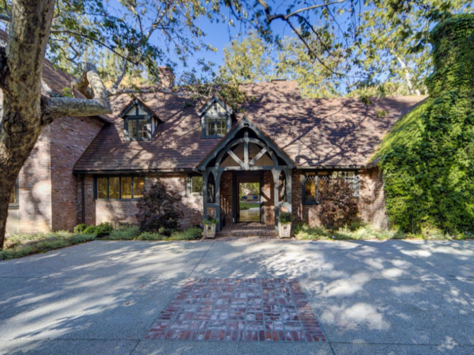 Το σπίτι που έμεναν η Reese Witherspoon & ο Ryan Phillippe πωλείται για 16 εκ. δολάρια.