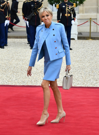 Η Βrigitte Τrogneux με Louis Vuitton στην ορκωμοσία του Emmanuel Macron.