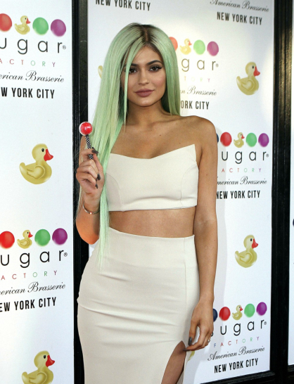 Η Kylie Jenner με μακριά μαλλιά σε πρασινο-μπλε απόχρωση.