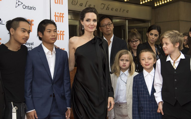 H Angelina Jolie εμφανίστηκε στο κόκκινο χαλί του Toronto Film Festival μαζί με τα έξι της παιδιά