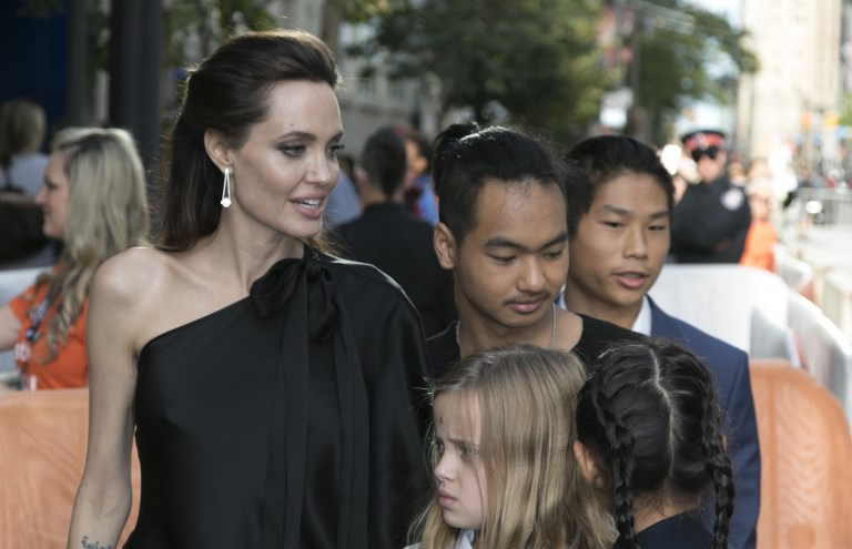H Jolie υιοθέτησε το πρώτο της παιδί, τον Maddox, από την Καμπότζη, όπου έγινε η πρεμιέρα της ταινίας της τον Φεβρουάριο.