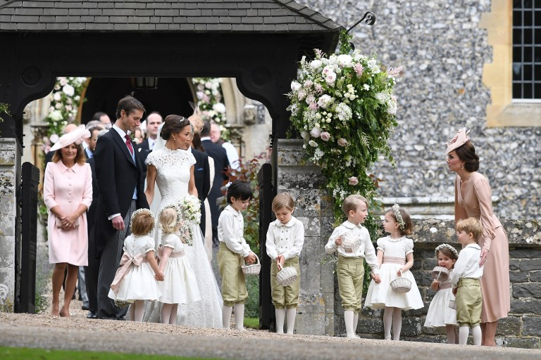 Η Pippa και ο James περιτρυγισμένοι από παρανυφάκια, page boys και την Kate Middleton.