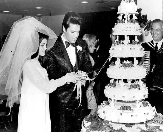 Priscilla Presley. Ένα φόρεμα που είχε σχεδιάσει η ίδια επέλεξε η Priscilla Beaulieu για να σταθεί νύφη στο πλευρό του Elvis Presley, τον Μάιο του 1967.