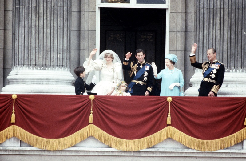 Diana, Princess of Wales. Η νυφική δημιουργία της Diana από τους David & Elizabeth Emanuel για τον γάμο της με τον Πρίγκιπα Κάρολο τον Ιούλιο του 1981, είχε μία ουρά 25 μέτρων – το πιο εντυπωσιακό νυφικό στην ιστορία των βασιλικών γάμων. 