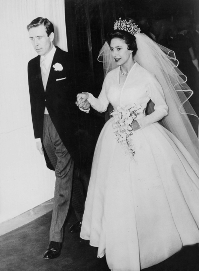 Η Πριγκίπισσα Margaret φόρεσε ένα λευκό νυφικό από μετάξι για τον γάμο της με τον Antony Armstrong Jones το 1960, το οποίο σχεδίασε ο Norman Hartnell – ο ίδιος designer πίσω από το νυφικό της Βασίλισσας Ελισάβετ. Ολοκλήρωσε με μία τιάρα.