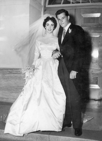 Elizabeth Taylor. Στον πρώτο γάμο της (ακολούθησαν άλλοι έξι), τον Μάιο του 1950, φόρεσε ένα φόρεμα, σχεδιασμένο από την Helen Rose – την ίδια designer που έντυσε νύφη τη Grace Kelly.